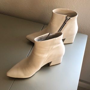 STEVE MADDEN WHITE CHECKMATE BOOTIE.